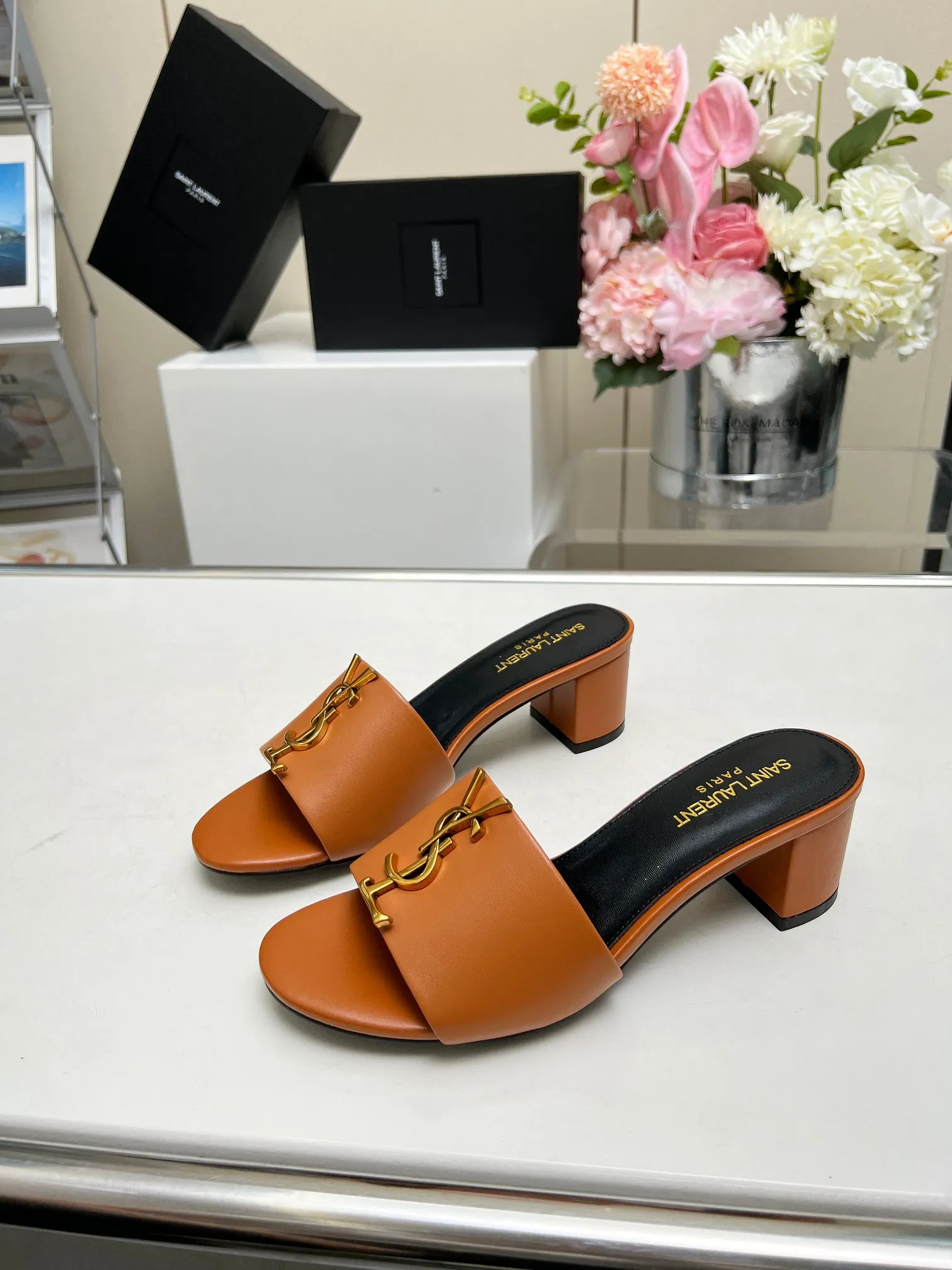 👟👟Ex-factory price 340👟👟 Genuine leather sole +30 Heel height: 5cm Fabric: Cow leather Pads: Sheep leather Size: 35-43 (42, 43 custom-made, non-returnable) [Saint Laurent] Saint Laurent 2024 counter synchronized new model, YSL-logo letter buckle decoration, high-quality and glamorous masterpiece, both temperament and fashion Classic and attractive design style, especially beautiful on the feet